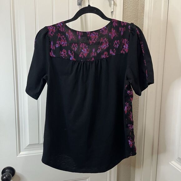 A Common Thread Black Pink Floral Embroidered Split Neck Short Sleeve Top Size M - Picture 7 of 10
